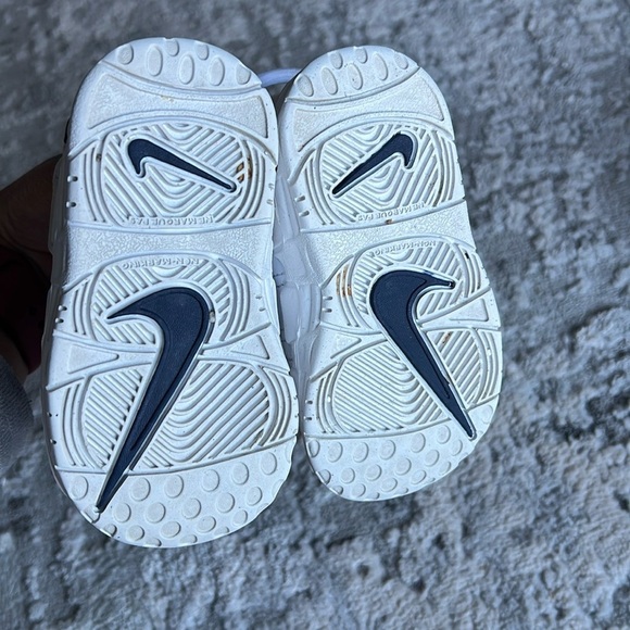 Kids' Air More Uptempo Sneaker Nike White & Blue Size 5C - Picture 5 of 5